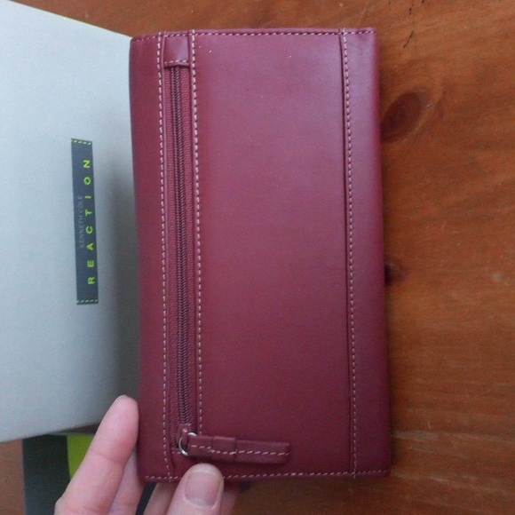 Kenneth Cole Reaction Burgundy Wallet - Picture 2 of 5